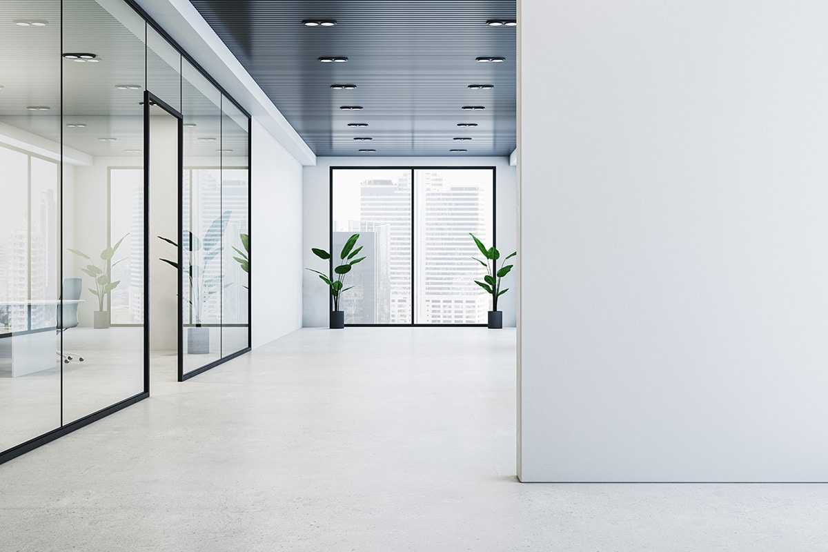 modernes büro Helles und frisch gereinigtes Büro mit gläsernen Trennwänden